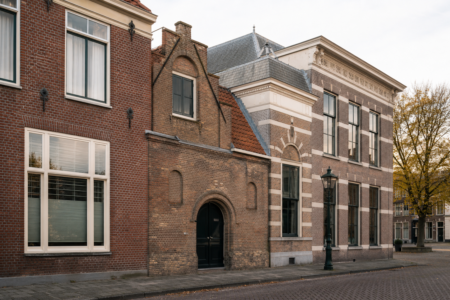 Historische stadsgevel met verschillende bouwlagen, ramen en een rustige straat ervoor