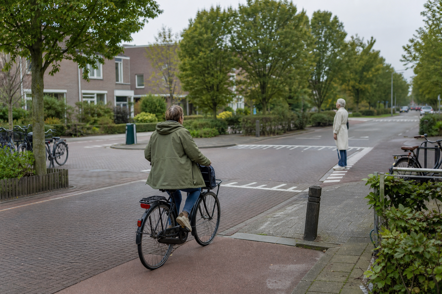Fietser nadert rustig een overzichtelijke kruising terwijl een voetganger wacht